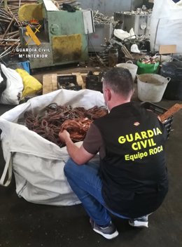 Un agente de la Guardia Civil con el cable de cobre robado en Cáceres