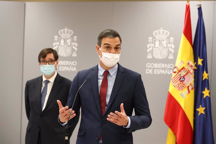 El presidente del Gobierno, Pedro Sánchez (d) se dirige a los profesionales del Centro de Coordinación de Alertas y Emergencias Sanitarias (CCAES), junto con el ministro de Sanidad, Salvador Illa (i), en Madrid (España), a 17 de junio de 2020.