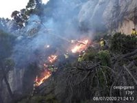 Medios aéreos se incorporan al incendio de Quesada (Jaén) tras una noche que deja un bombero herido