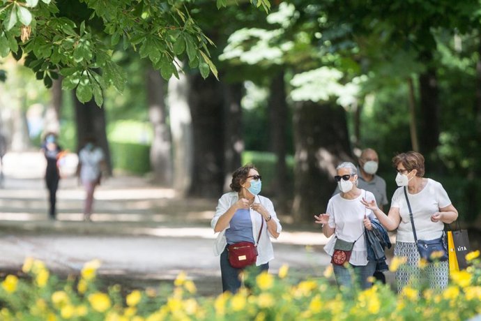 Varias mujeres pasean protegidas con mascarillas después de la reapertura del Parque de El Retiro
