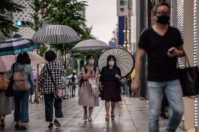 Personas paseando con mascarillas en Tokio