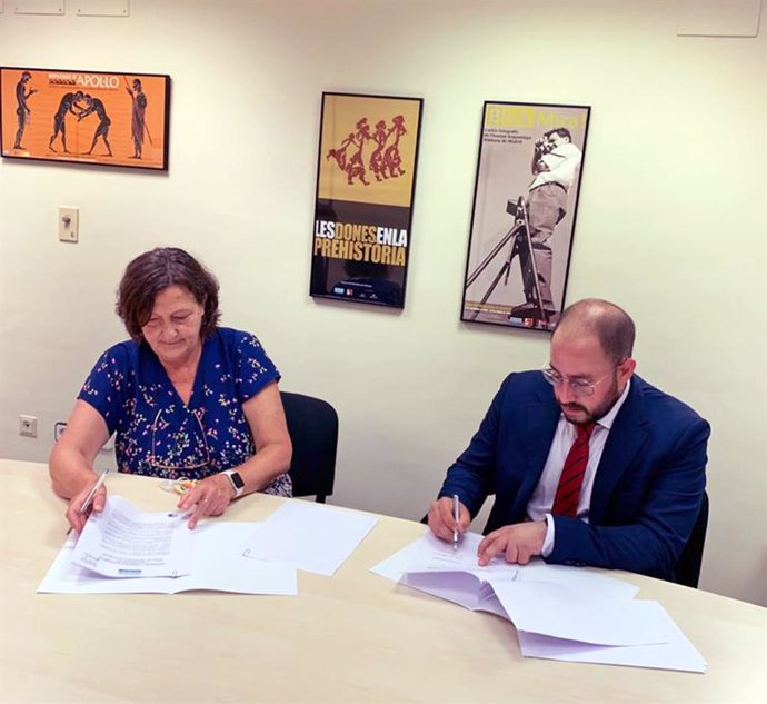 El alcalde de Bedmar-Garciez, Pablo Ruiz Amezcua, y la directora del Museo de Prehistoria de capital valenciana, María Jesús de Pedro Michó, firman el convenio