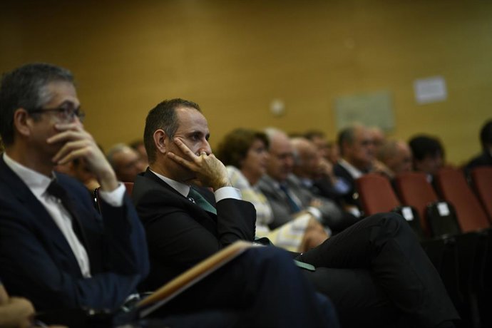 El gobernador del Banco de España, Pablo Hernández de Cos; y  el presidente del Frob, Jaime Ponce durante la celebración del décimo aniversario del Frob en el Ministerio de Economía y Empresa.