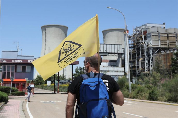 Un trabajador de la Central Térmica Teruel en la localidad turolense de Andorra 
