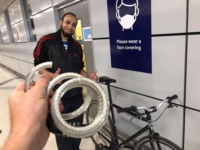 Un trabajador del metro de Londres evita el robo de una bici y espera 4 horas después de su turno para devolvérsela a su dueño
