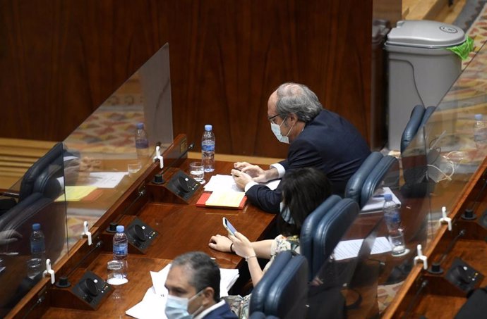 El portavoz del PSOE en la Asamblea de Madrid, Ángel Gabilondo, mira su móvil durante una sesión de control al Gobierno en Madrid.