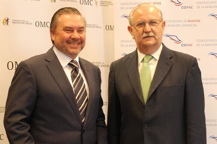 Carlos Salas, Decano Del COPAC, Y Serafín Romero, Presidente De La Fundación Para La Protección Social De La OMC, Durante La Firma Del Acuerdo.