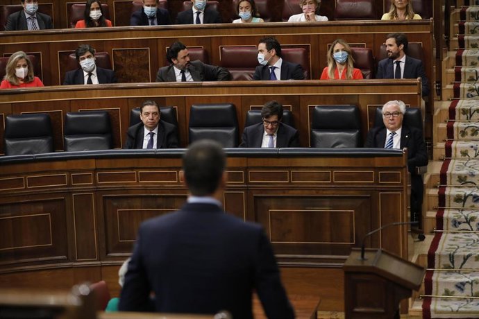 El presidente del Gobierno, Pedro Sánchez (de espaldas), durante la primera sesión de control al Gobierno en el Congreso de los Diputados tras el estado de alarma, en Madrid (España), a 24 de junio de 2020. El Congreso da esta semana un paso más hacia l