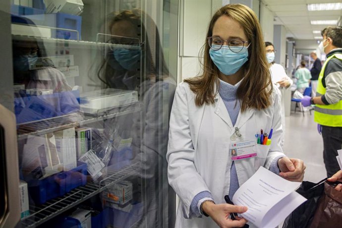Una farmacéutica saca de la nevera los medicamentos recetados por los facultativos del hospital Gregorio Marañón