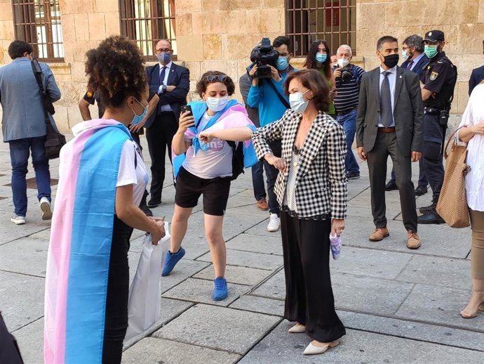 Carmen Calvo saluda a las puertas de la Universidad de Salamanca