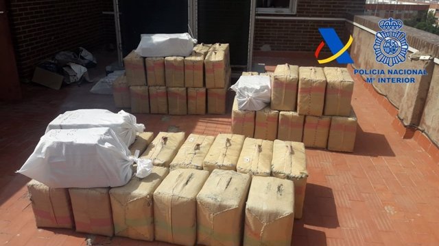 Intervenidos 1.850 kilos de hachís cuando se desembarcaba en una playa de Almería