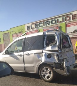 Coche accidentado en Málaga capital tras la colisión entre un camión y el vehículo