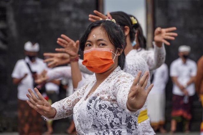 Una bailarina tradicional balinesa con mascarilla