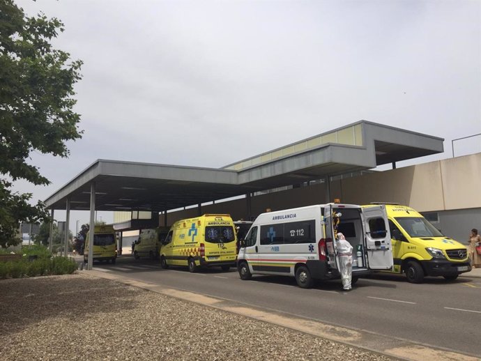 Ambulancias a la entrada del Servicio de Urgencias del Hospital San Pedro de Logroño