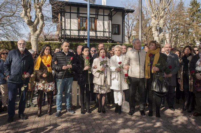 Familiares del político socialista Fernando Buesa y de su escolta Jorge Díaz durante la ofrenda floral celebrada en febrero de 2020 en honor a ambos, asesinados por ETA en un atentado con coche bomba en 2000.