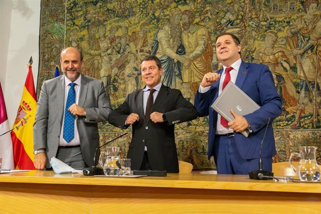 El vicepresidente regional, José Luis Martínez Guijarro; el presidente de C-LM, Emiliano García-Page, y el presidente de Correos, Juan Manuel Serrano, firman un convenio.