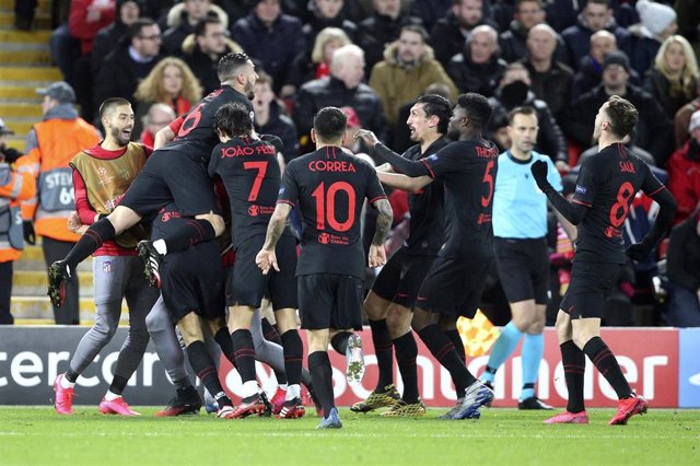 El Atlético de Madrid celebrando su victoria en Liverpool