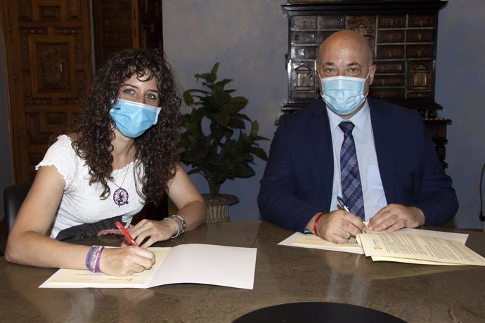 El presidente de la Diputación de Córdoba, Antonio Ruiz, firma el convenio con la Plataforma Cordobesa Contra la Violencia a las Mujeres