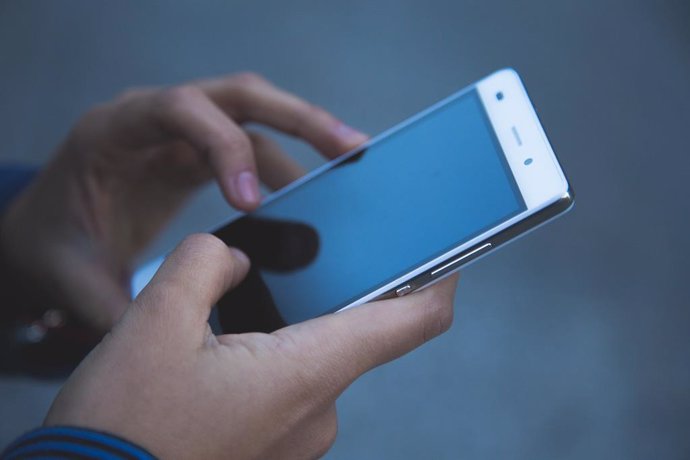 Los internautas usan el móvil durante 48 días completos al año, según un estudio