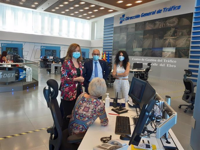 La delegada del Gobierno en Aragón, PIlar Alegría, durante su visita al Centro de Gestión de Tráfico