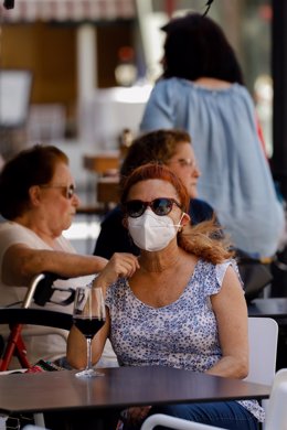 Clientes en las terrazas de los bares de la Plaza de las Flores en la capital de Murcia