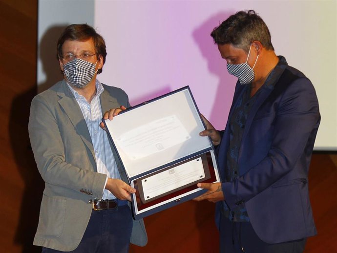 ALEJANDRO SANZ CON EL PRESIDENTE DE LA COMUNIDAD DE MADRID