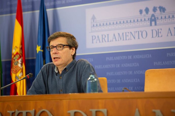 El portavoz del PSOE-A en la Comisión de Presidencia del Parlamento andaluz, Carmelo Gómez, en una rueda de prensa.