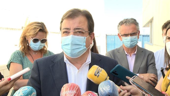 FErnández Vara atiende a los medios en Don Benito