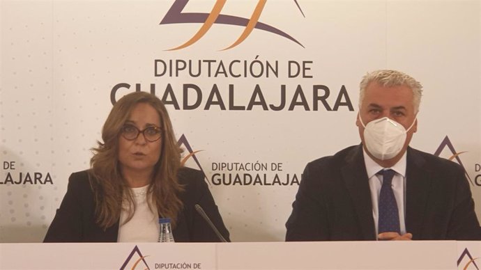 El presidente de la Diputación de Guadalajara, José Luis Vega y la vicepresidenta segunda,Olga Villanueva (Cs)