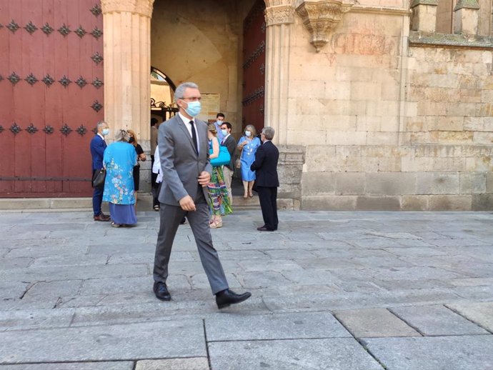 Javier Izquierdo antes de atender a los medios de comunicación en Salamanca.
