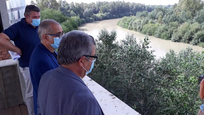 El subdelegado del Gobierno en Sevilla, Carlos Toscano, y el presidente de la CHG, Joaquín Páez Landa, visitan Alcolea del Río
