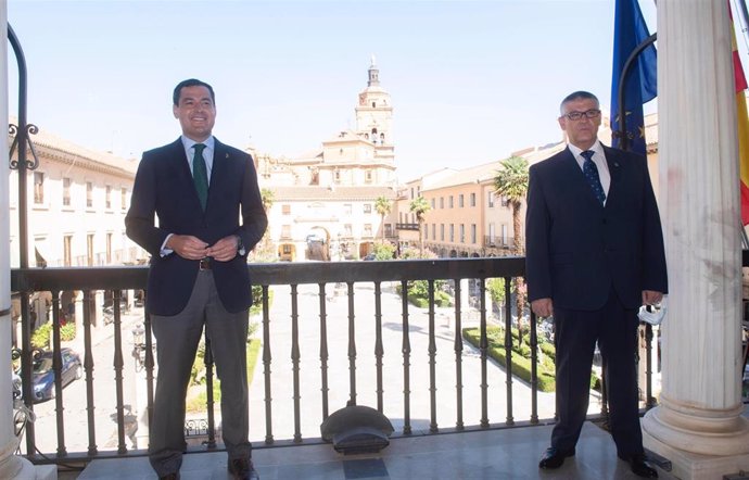 El presidente de la Junta, Juanma Moreno, visita Guadix (Granada)