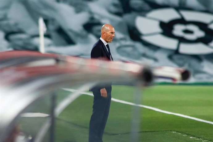 El entrenador del Real Madrid, Zinedine Zidane, en el partido de LaLiga Santander contra el Valencia en el Alfredo di Stéfano