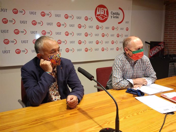 El secretario general de UGT, Pepe Álvarez, (i) junto al secretario del sindicato en Castilla y León, Faustino Temprano.