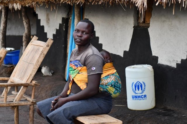Refugiada sursudanesa y su hijo en el asentamiento de Bele, en República Democráica del Congo