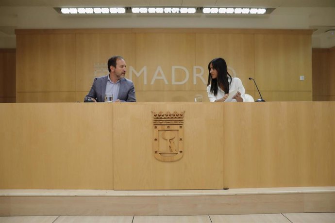 La vicealcaldesa de Madrid, Begoña Villacís, y el delegado de Desarrollo Urbano, Mariano Fuentes, durante la presentación del concurso de ideas para el Bosque Metropolitano, en el Palacio de Cibeles, Madrid (España), a 9 de julio de 2020. 