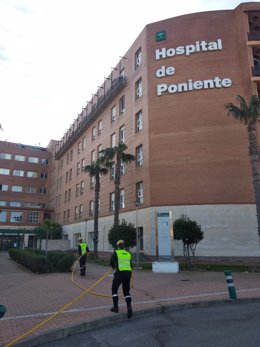 La UME realiza labores de desinfección en el Hospital de Poniente, en El Ejido (Almería)
