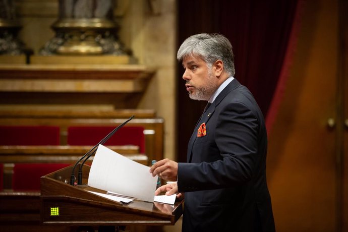 El líder de JxCat al Parlament, Albert Batet, durant una sessió plenria al Parlament en la qual es debat la gestió de la crisi sanitria de la covid-19 i la reconstrucció de Catalunya davant l'impacte de la pandmia.