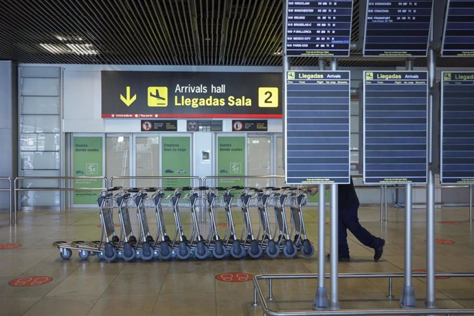 Carros de equipaje en la Terminal 1 del Aeropuerto de Barajas, en Madrid (España) a 4 de julio de 2020. 