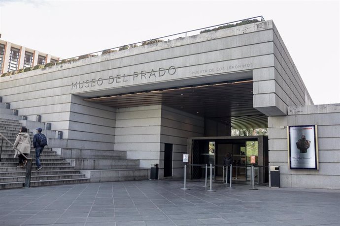 Una de las entradas al Museo del Prado ubicada en el Paseo de los Jerónimos donde se ha presentado en rueda de prensa la exposición 'El otro Tesoro': Los Estuches del Delfín, en Madrid (España), a 9 de marzo de 2020.