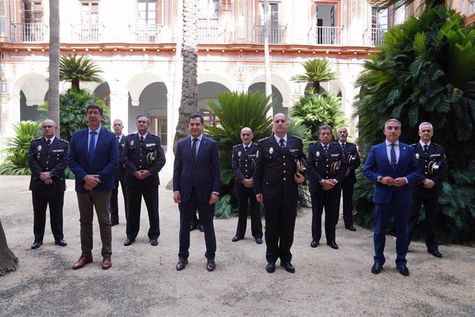Foto del acto de toma de posesión del comisario de la Unidad de Policía Nacional Adscrita a la Comunidad Autónoma, Antonio Manuel Burgos, que estuvo presidido por el presidente de la Junta de Andalucía, Juanma Moreno.