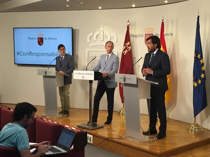 Motas, primero a la derecha, durante la presentación de las ayudas