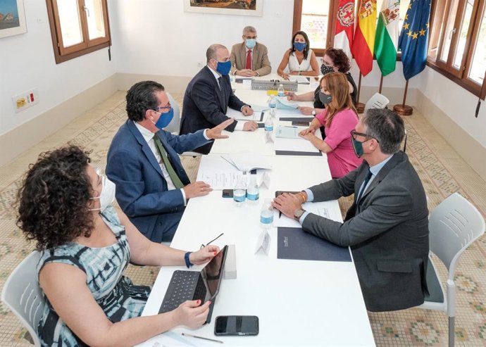 Mesa del Parlamento celebrada en la Casa del Cine de Almería