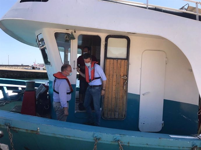 El líder del PP, Pablo  Casado, en una batea en A Pobra do Caramiñal  (A Coruña) antes de un acto electoral en el que le han acompañado el secretario general del PP gallego, Miguel Tellado, y el presidente provincial, Diego Calvo. A Coruña, 9 julio 2020