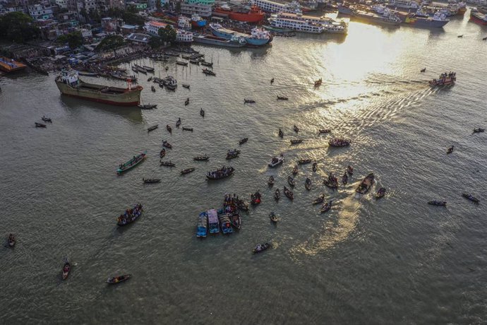 Operación de búsqueda y rescate tras el hundimiento de un barco cerca de la capital de Bangladesh, Dacca