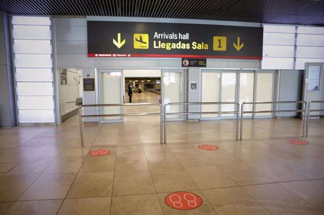 Entrada a la sala de llegadas 1 de la Terminal 1 del Aeropuerto de Barajas, en Madrid (España) a 4 de julio de 2020. España abre este sábado sus fronteras a 12 países de fuera de la UE con China, Marruecos y Argelia sujetas a reciprocidad.