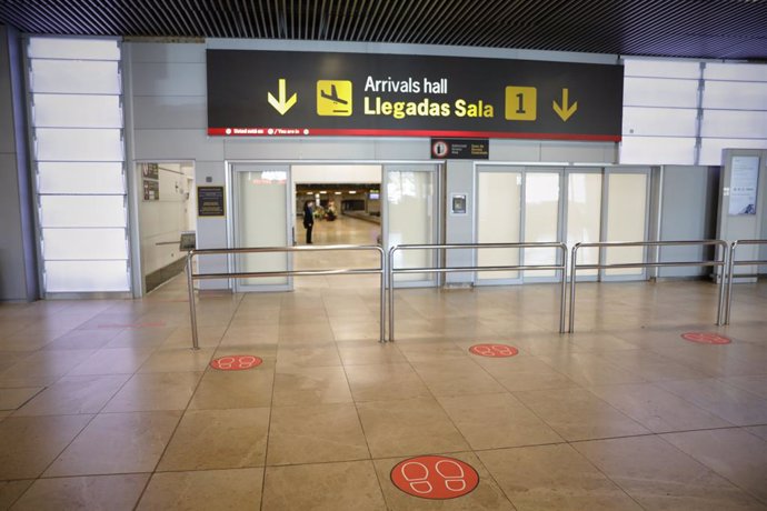 Entrada a la sala de llegadas 1 de la Terminal 1 del Aeropuerto de Barajas, en Madrid (España) a 4 de julio de 2020. España abre este sábado sus fronteras a 12 países de fuera de la UE con China, Marruecos y Argelia sujetas a reciprocidad.