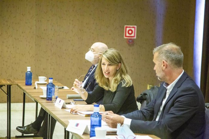 La ministra de Trabajo y Economía Social, Yolanda Díaz, en una reunión con el Foro pola Economía Social Galega.