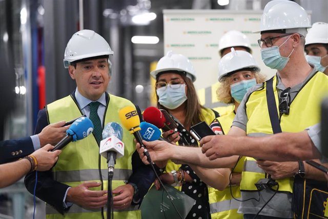 El presidente de la Junta, Juanma Moreno, visita a las obras de ampliación del bloque logístico de Mercadona en Guadix (Granada).