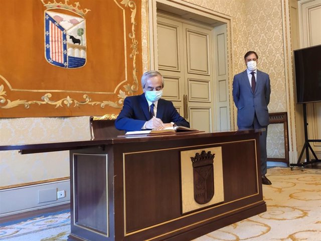 El embajador del Japón firma en el libro de honor de la ciudad de Salamanca